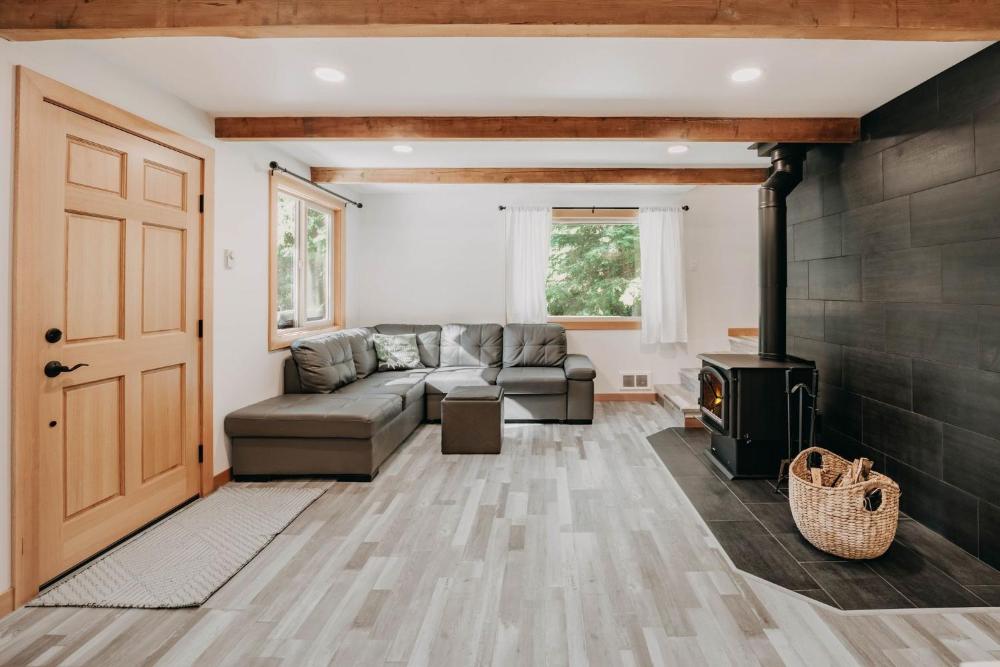 Snowline Cabin 48 - A Classic Family Cabin With an Outdoor Hot Tub